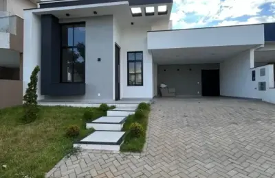 Casa 182m² no Condominio Monterrey